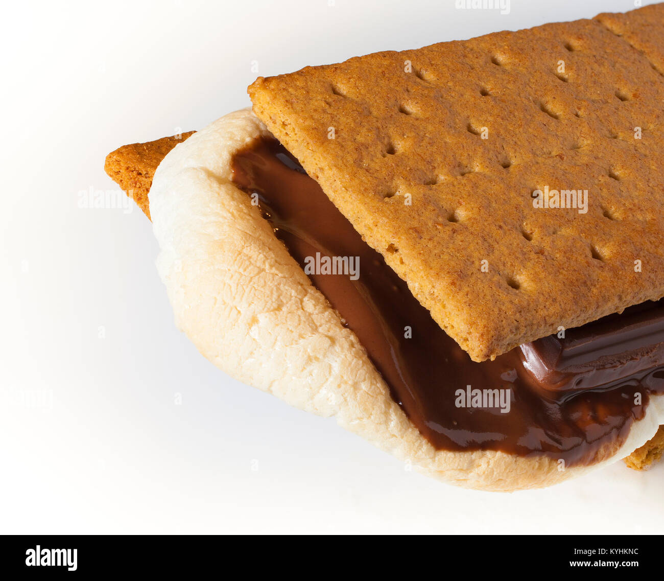 Geröstete marshmallow Schmelzende Schokolade zwischen zwei graham Cracker Stockfoto