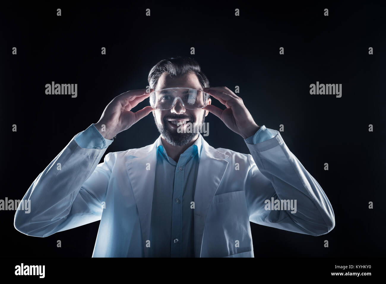 Frohe glückliche Menschen tragen Schutzbrille Stockfoto