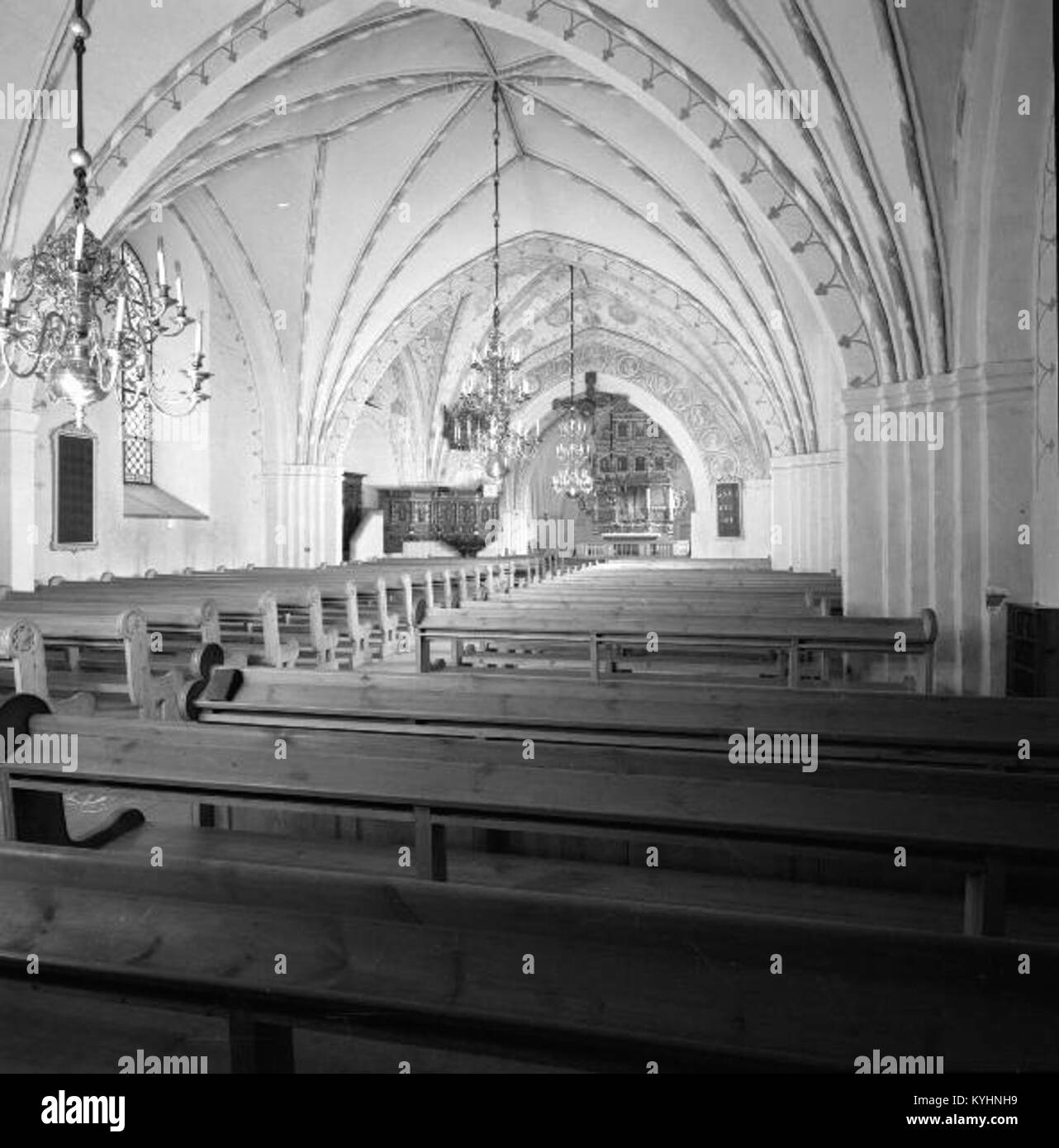 Die Kirche Sankt Nicolai in Sölvesborg, Schweden, ist das einzige erhaltene mittelalterliche Gebäude der Stadt. Sie wurde Ende des 13. Jahrhunderts erbaut und verfügt über ein gotisches Kirchenschiff und einen Giebel im Renaissancestil, der 1649 hinzugefügt wurde. Die Kirche beherbergt Wandgemälde aus dem frühen 15. Jahrhundert mit biblischen Szenen und einen Altaraufsatz aus dem Jahr 1620 mit Holzschnitzereien. Ein bemerkenswertes Merkmal ist der Stentoft-Stein, ein Runenstein aus dem 5. Jahrhundert, der sich im Kirchenportal befindet. Stockfoto
