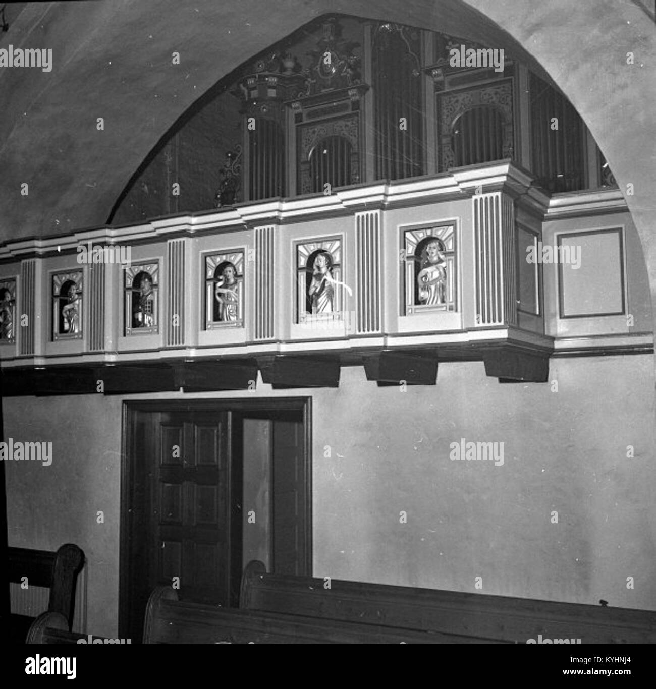 Die Kirche Sankt Nicolai in Sölvesborg, Schweden, ist das einzige erhaltene mittelalterliche Gebäude der Stadt. Sie wurde Ende des 13. Jahrhunderts erbaut und verfügt über ein gotisches Kirchenschiff und einen Giebel im Renaissancestil, der 1649 hinzugefügt wurde. Die Kirche beherbergt Wandgemälde aus dem frühen 15. Jahrhundert mit biblischen Szenen und einen Altaraufsatz aus dem Jahr 1620 mit Holzschnitzereien. Ein bemerkenswertes Merkmal ist der Stentoft-Stein, ein Runenstein aus dem 5. Jahrhundert, der sich im Kirchenportal befindet. Stockfoto