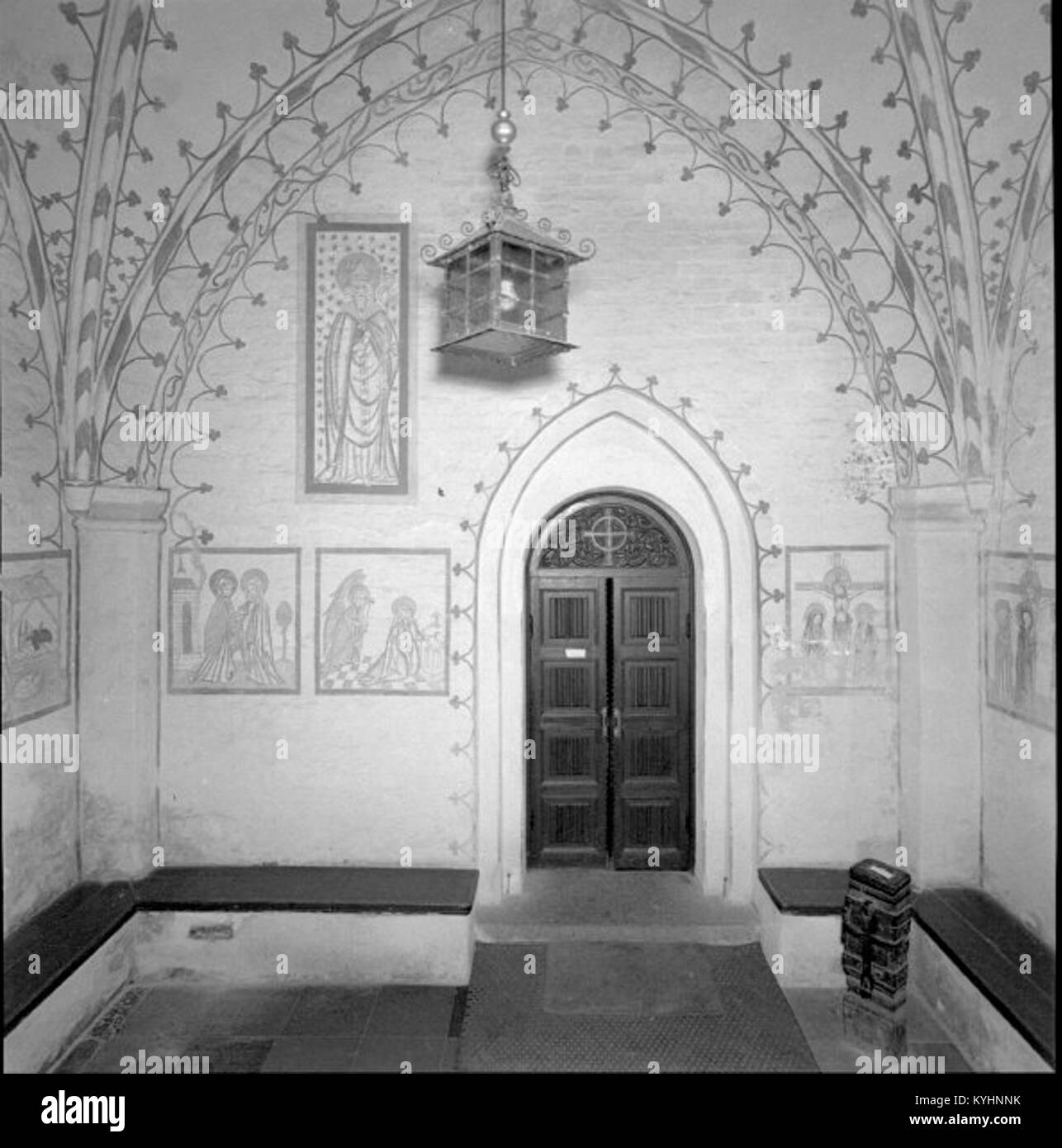 Die Kirche Sankt Nicolai in Sölvesborg, Schweden, ist das einzige erhaltene mittelalterliche Gebäude der Stadt. Sie wurde Ende des 13. Jahrhunderts erbaut und verfügt über ein gotisches Kirchenschiff und einen Giebel im Renaissancestil, der 1649 hinzugefügt wurde. Die Kirche beherbergt Wandgemälde aus dem frühen 15. Jahrhundert mit biblischen Szenen und einen Altaraufsatz aus dem Jahr 1620 mit Holzschnitzereien. Ein bemerkenswertes Merkmal ist der Stentoft-Stein, ein Runenstein aus dem 5. Jahrhundert, der sich im Kirchenportal befindet. Stockfoto