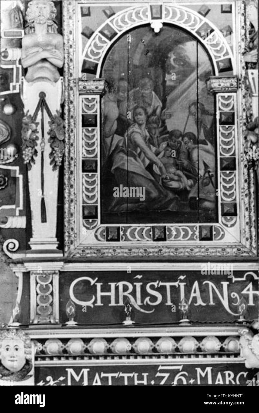 Die Kirche Sankt Nicolai in Sölvesborg, Schweden, ist das einzige erhaltene mittelalterliche Gebäude der Stadt. Sie wurde Ende des 13. Jahrhunderts erbaut und verfügt über ein gotisches Kirchenschiff und einen Giebel im Renaissancestil, der 1649 hinzugefügt wurde. Die Kirche beherbergt Wandgemälde aus dem frühen 15. Jahrhundert mit biblischen Szenen und einen Altaraufsatz aus dem Jahr 1620 mit Holzschnitzereien. Ein bemerkenswertes Merkmal ist der Stentoft-Stein, ein Runenstein aus dem 5. Jahrhundert, der sich im Kirchenportal befindet. Stockfoto