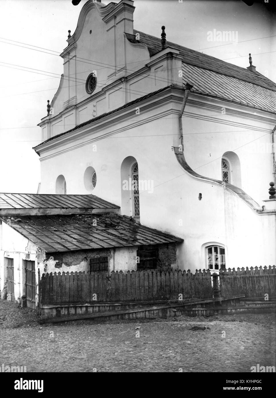 Foto des Schulhofs in Słonim, Weißrussland, 1930 aufgenommen, mit Bildungsgebäuden und Außenbereichen, die für Schüleraktivitäten genutzt werden. Stockfoto