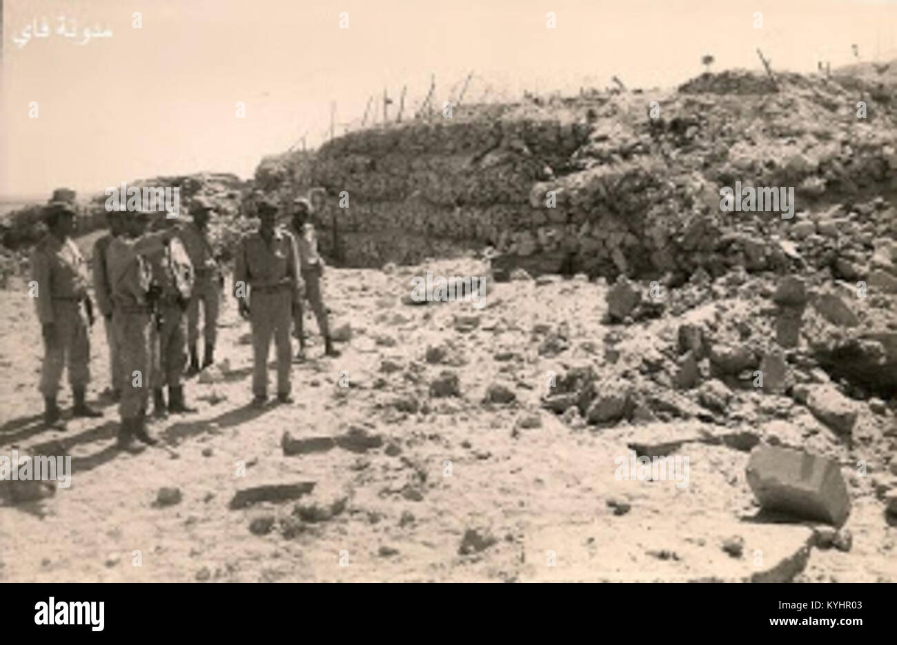 Saad el-Shazly, ein ägyptischer Militärführer, inspiziert die Befestigungen der Bar-Lev-Linie und spiegelt seine Rolle bei militärischen Planungs- und Verteidigungsoperationen während des Jom-Kippur-Krieges wider. Stockfoto