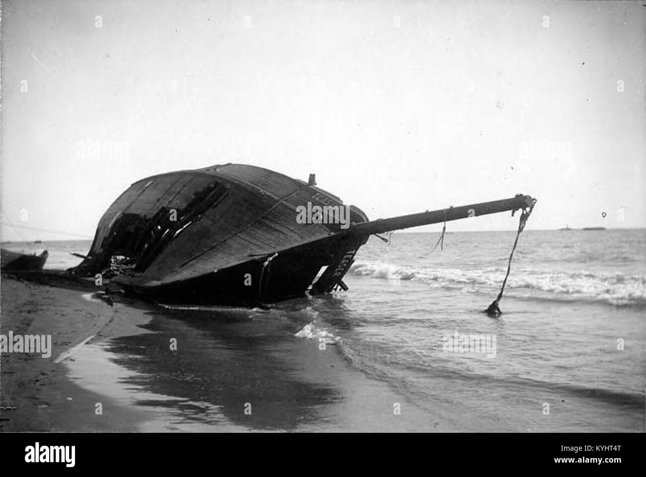 Dieses Bild zeigt das Wrack des Segelschiffes TEASER an der Küste von Washington um 1900, zeigt das beschädigte Schiff und gibt Einblicke in die Seeunfälle und die Geschichte des frühen 20. Jahrhunderts. Stockfoto
