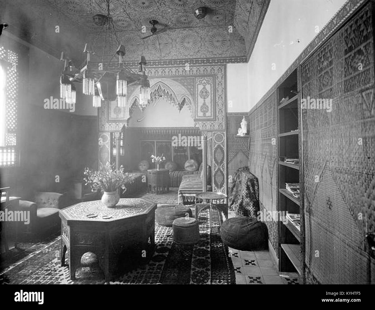 Foto des Arabischen Salons in der Hôtel Transatlantique in Rabat um 1925 von Georges-Louis Arlaud, mit Innenarchitektur, Dekoration und marokkanischem Design aus dem frühen 20. Jahrhundert. Stockfoto
