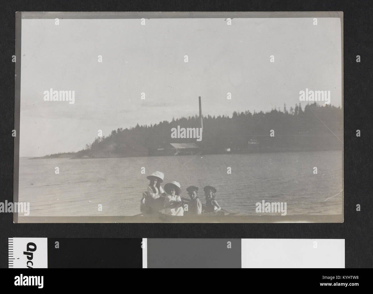 Foto von Sam Eydes Kind in einem Ruderboot an einem unbekannten Ort in Norwegen, das das Kind, das Boot und die umliegende Wasserlandschaft zeigt. Stockfoto