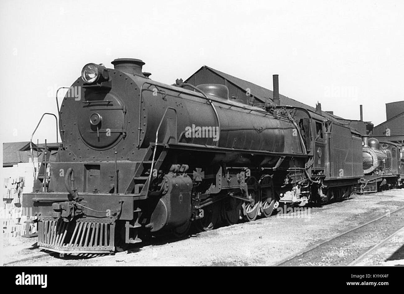 Die SAR Class 18 ist eine Dampflokomotive vom Typ 2-10-2, die von den South African Railways eingesetzt wird. Entworfen von Colonel F.R. Collins und gebaut von Henschel und Son im Jahr 1927, war es bekannt für seine robuste Konstruktion und bedeutende Rolle in Südafrikas Eisenbahngeschichte. Stockfoto