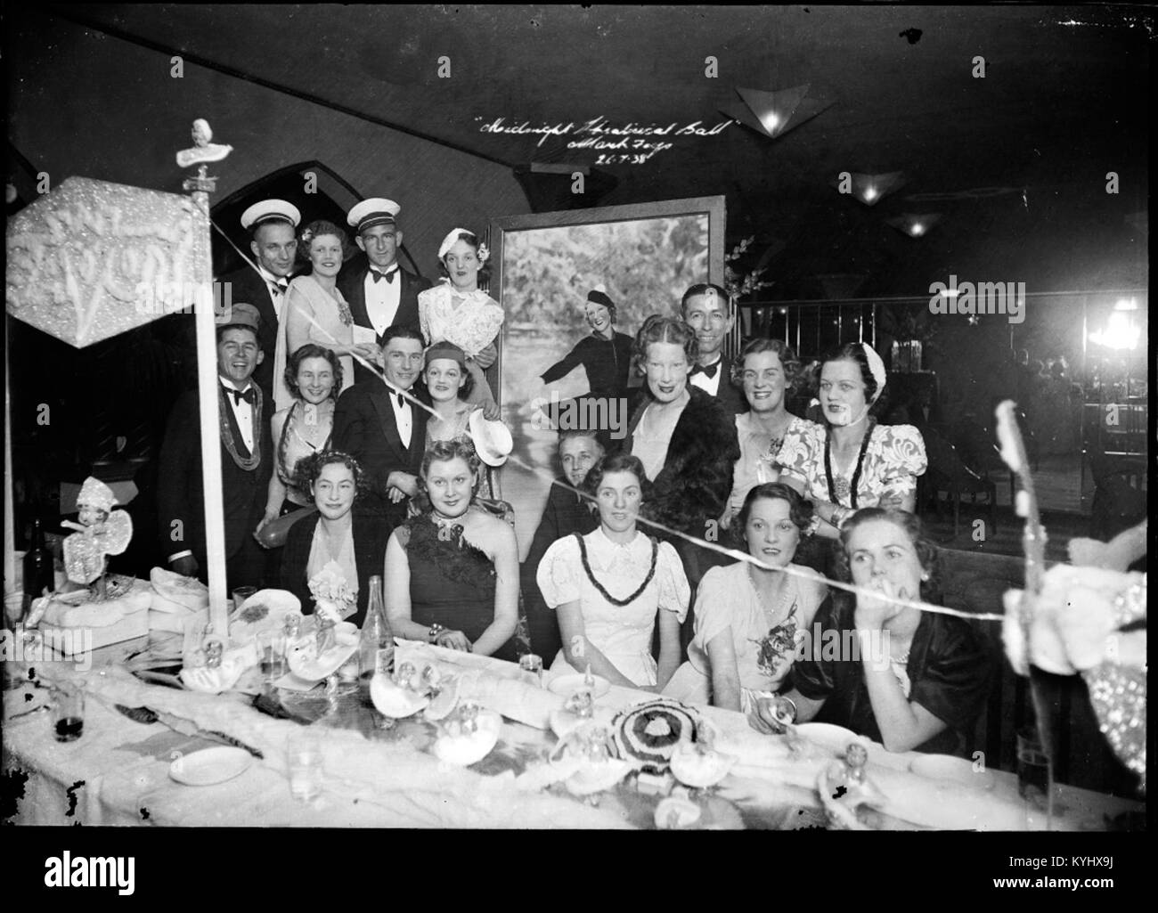 Dieses Bild zeigt einen Tisch im Savoy Theatre während des Midnight Theaterstalls, einem prominenten gesellschaftlichen Ereignis in London mit Theater- und Kulturfiguren. Stockfoto