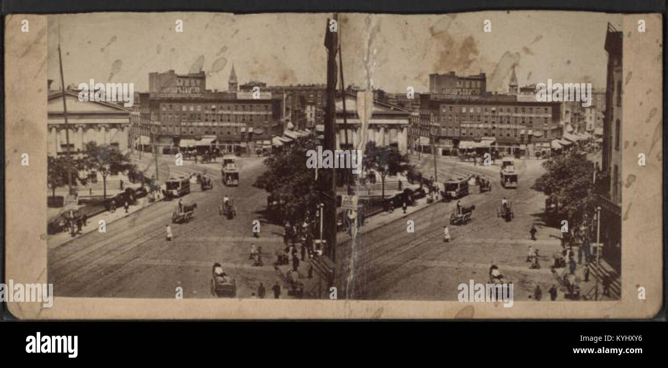 Ein historisches stereoskopisches Bild, das eine Straßenszene mit Gebäuden, Pferdekutschen und einem Trolley darstellt und das städtische Leben im späten 19. Oder frühen 20. Jahrhundert zeigt. Stockfoto