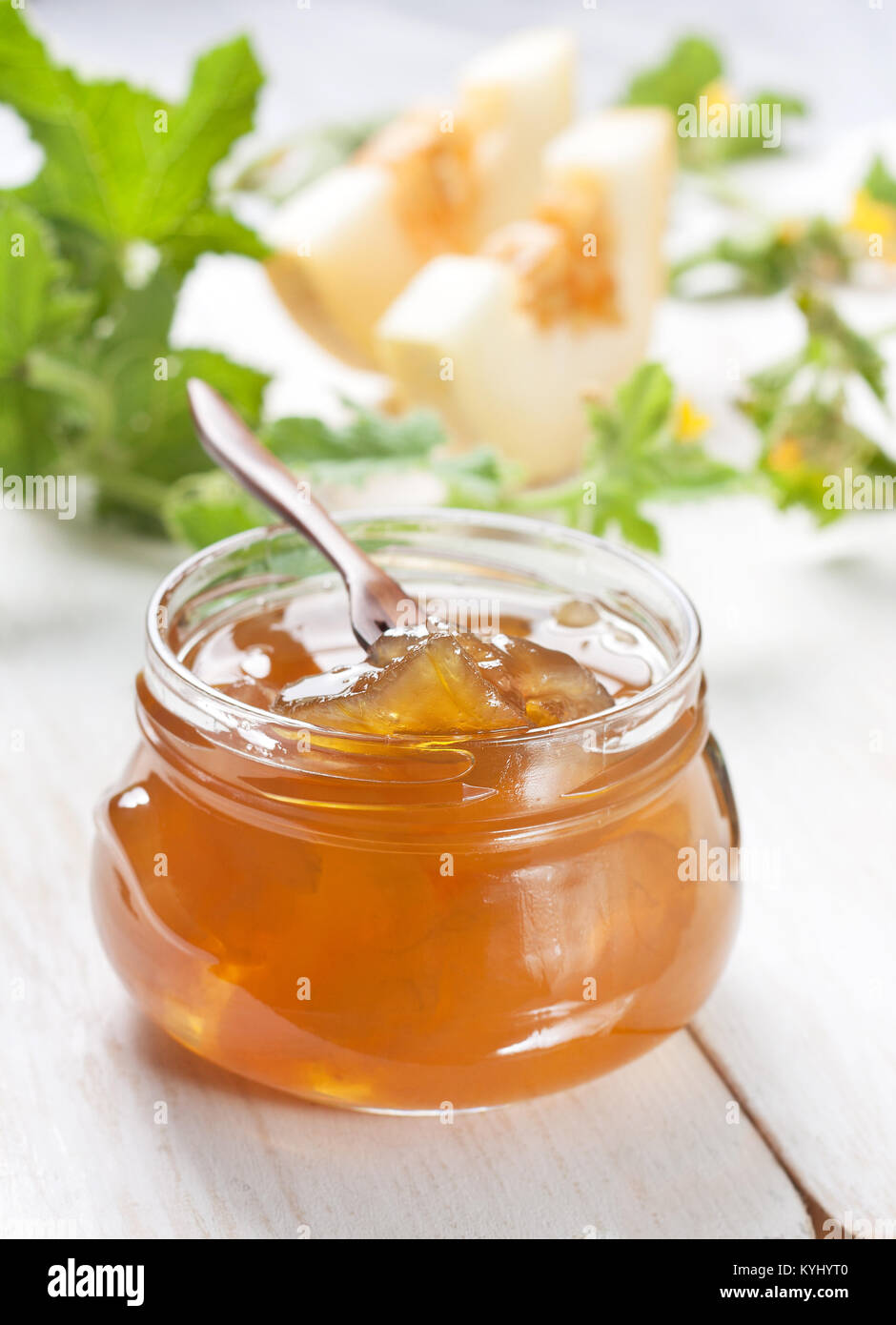 Stau Melone in einem Glas, Scheiben der Melone auf einem weißen Holz- Hintergrund Stockfoto