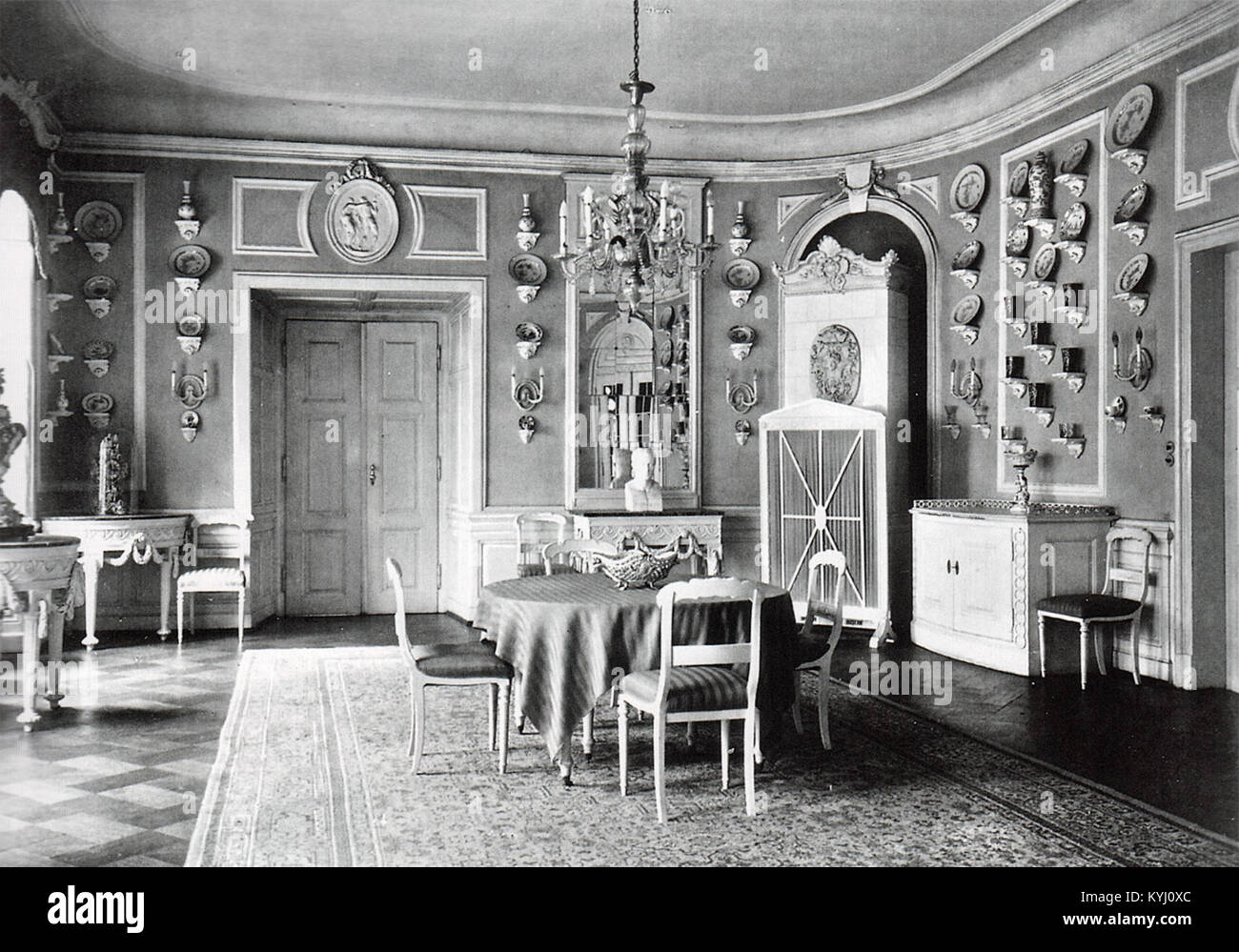 Das Speisezimmer in Schloss Rötha ist historisch bedeutsam als Treffpunkt alliierter Monarchen vor der Leipziger Schlacht 1813. Er wurde von Kaiser Franz I. von Österreich, Zar Alexander I. von Russland und König Friedrich Wilhelm III. Von Preußen genutzt, um militärische Strategien zu diskutieren. Stockfoto