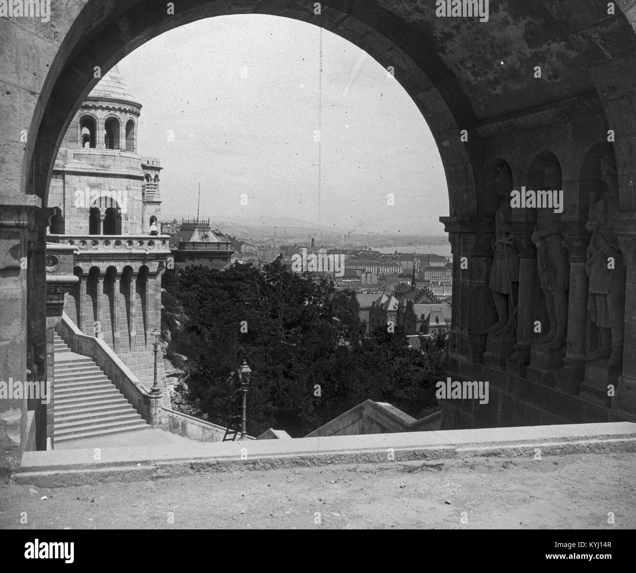 Dieses Foto aus dem Jahr 1924 mit dem Titel „Schulek lépcső“ zeigt die von Frigyes Schulek entworfene Treppe zur Fischerbastei in Budapest, Ungarn, mit architektonischen Details, die in den Treppenflügen und Brüstungen des Budaer Burgviertels sichtbar sind. Stockfoto