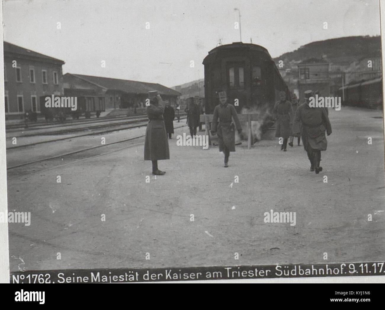 Foto von Kaiser Wilhelm II. Am Bahnhof Triest Süd am 9. November 1917, das den deutschen Kaiser während des Ersten Weltkriegs zeigt und die europäischen kaiserlichen Beziehungen und die Kriegsdiplomatie veranschaulicht. Stockfoto