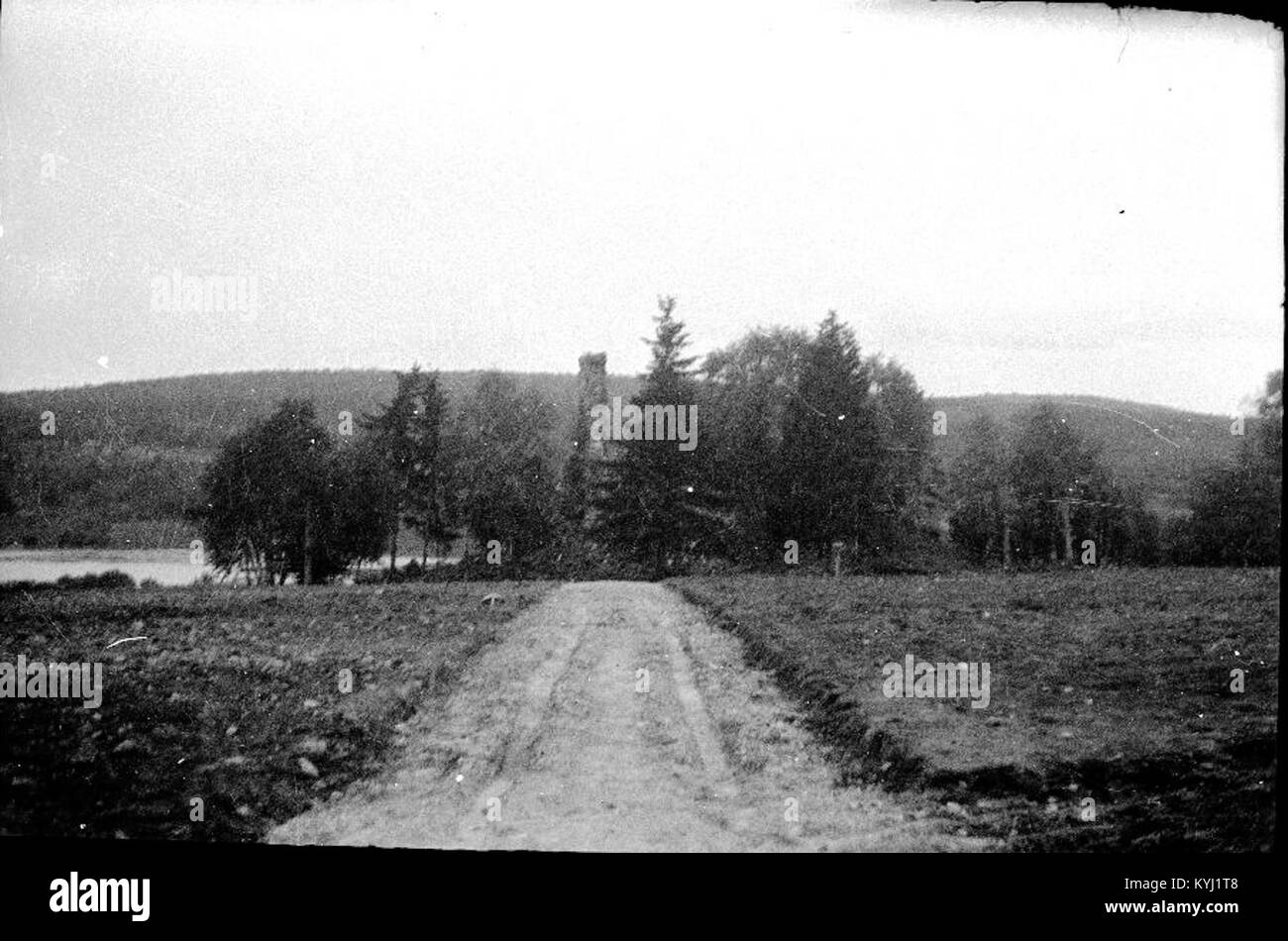 Foto der Ruine der Kirche Selånger in Schweden, die Überreste mittelalterlicher Architektur einfängt und die religiöse und kulturelle Geschichte des Landes widerspiegelt. Stockfoto
