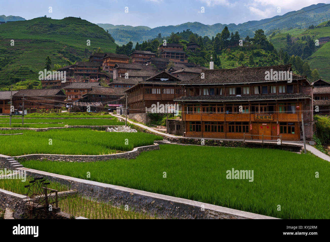 Dazhai, China - August 3, 2012: Blick auf das Dorf Dazhai, mit Holz Häuser und Reisfelder entlang den Hängen der umliegenden Berge in China. Stockfoto