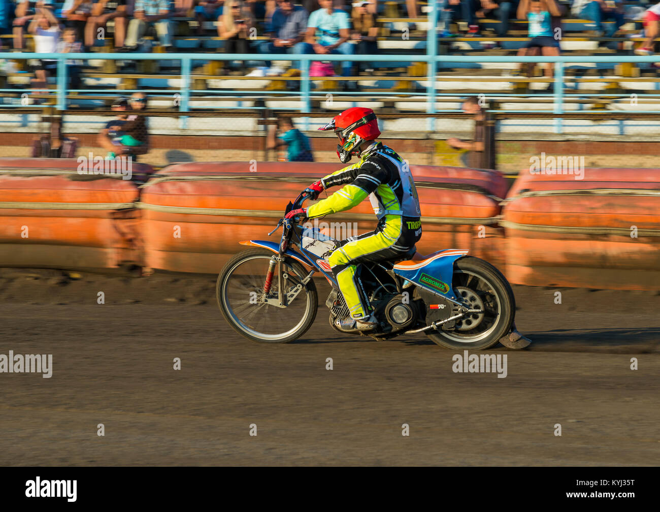 Riwne, Ukraine - 29. August 2015: Unbekannte Reiter überwindet den Track am Open Cup Speedway zum Tag der Stadt Rivne Stockfoto