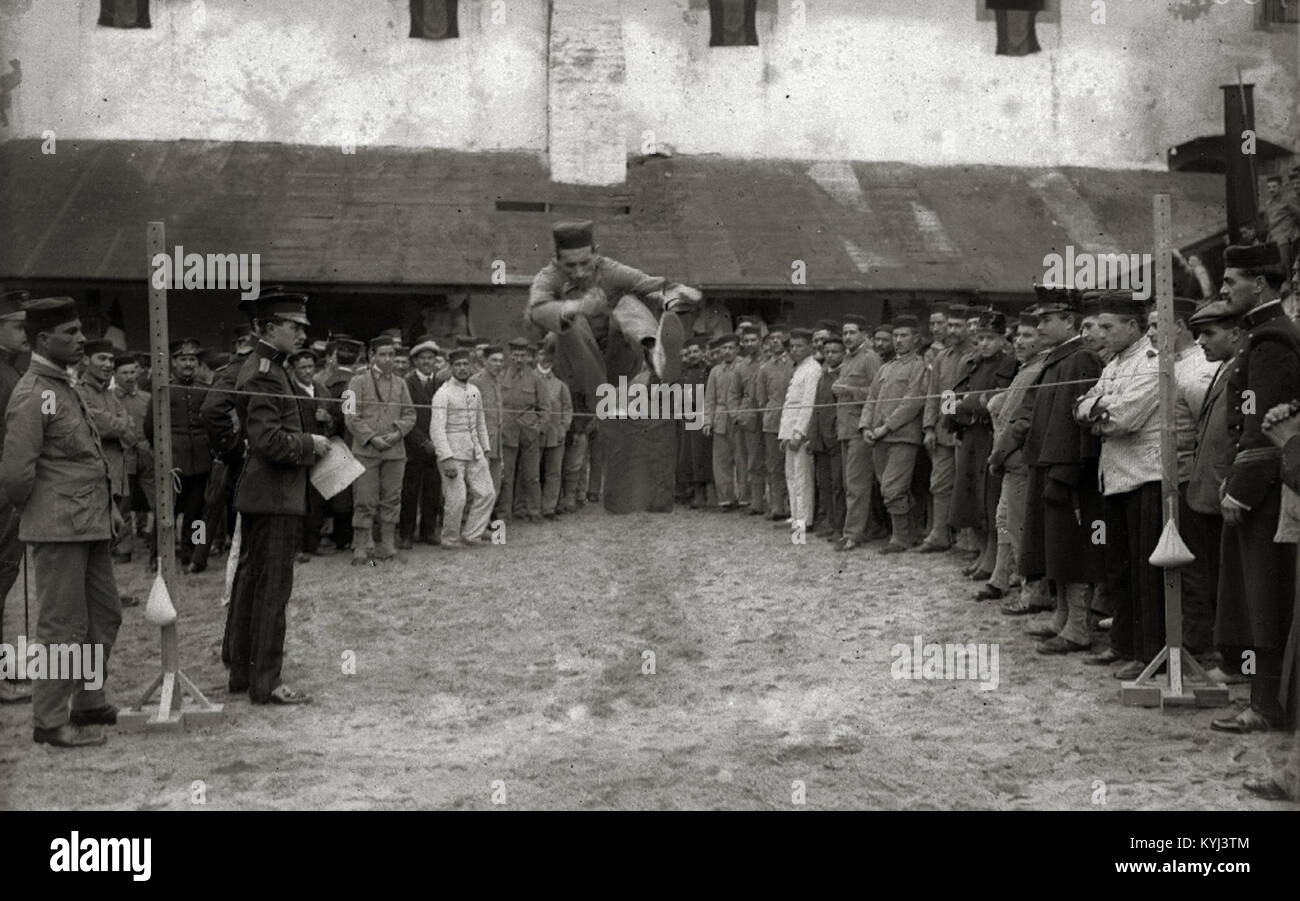 Soldados de artillería celebrando La Fiesta de su patrona (2 de 3) - Fondo Car-Kutxa Fototeka Stockfoto