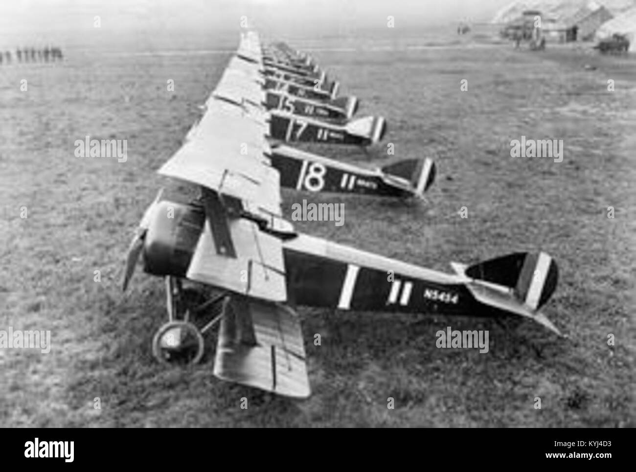 Eine Fotografie von Sopwith Triplane Flugzeugen, die von der 1st Naval Squadron in Frankreich betrieben werden, mit zweiflügeligem Design, militärischen Markierungen und Luftfahrt aus dem Ersten Weltkrieg. Stockfoto