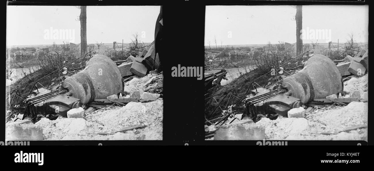 Ein Foto von Souain, Frankreich, aufgenommen am 14. April 1916, mit einer Kirchenglocke unter den Trümmern, die die Zerstörung und Beschädigung kirchlicher Gebäude im Ersten Weltkrieg dokumentiert. Stockfoto