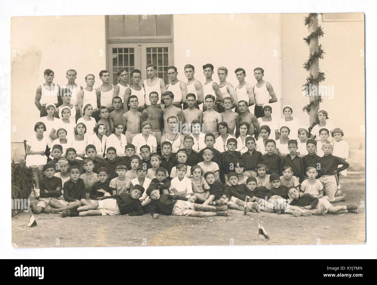 Eine alte Postkarte aus Zalca, Slowenien, zeigt die Landschaft und Architektur der Stadt und spiegelt das kulturelle und historische Erbe der Region wider. Stockfoto