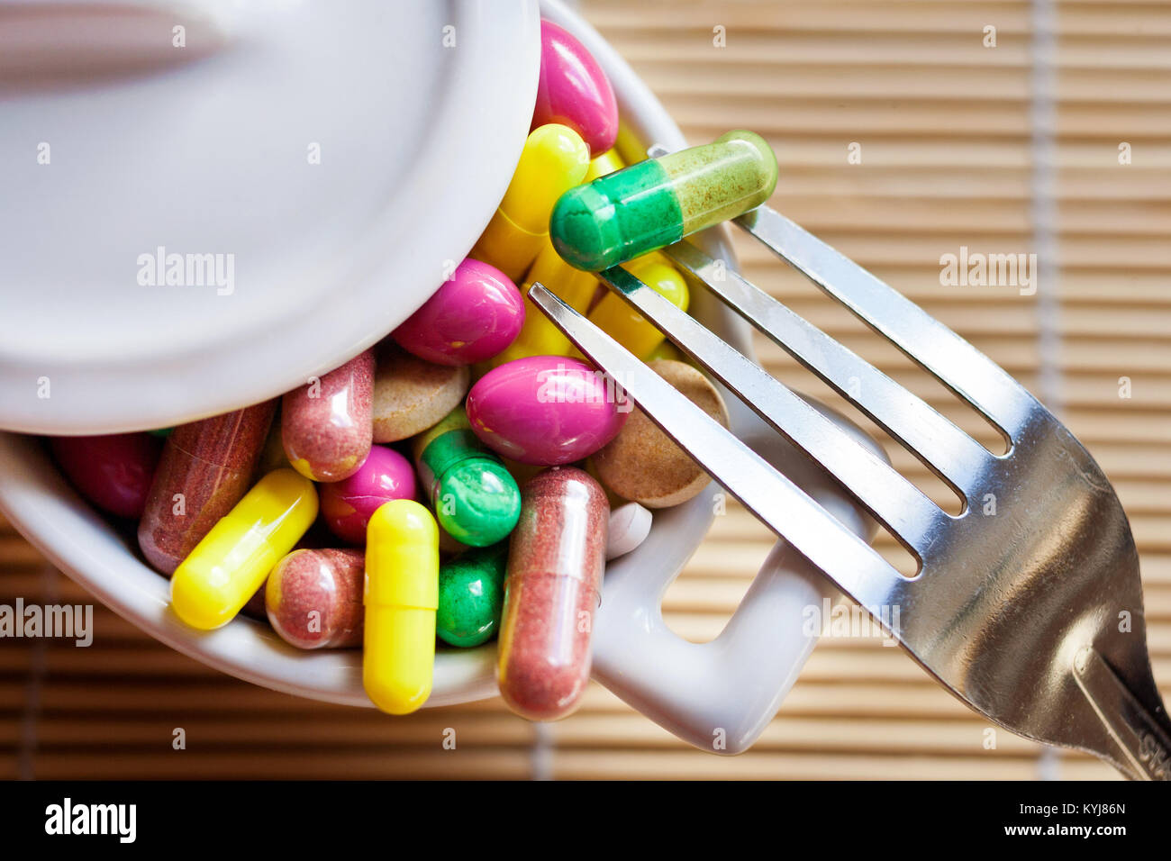 Gesundheit und Wellness - Diät Pillen und verlieren Gewicht - verschiedene Tabletten in einem Topf mit Gabeln Stockfoto