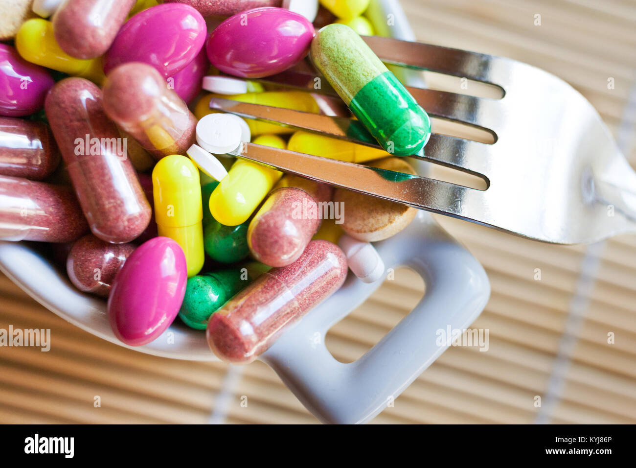 Gesundheit und Wellness - Diät Pillen und verlieren Gewicht - verschiedene Tabletten in einem Topf mit Gabeln Stockfoto