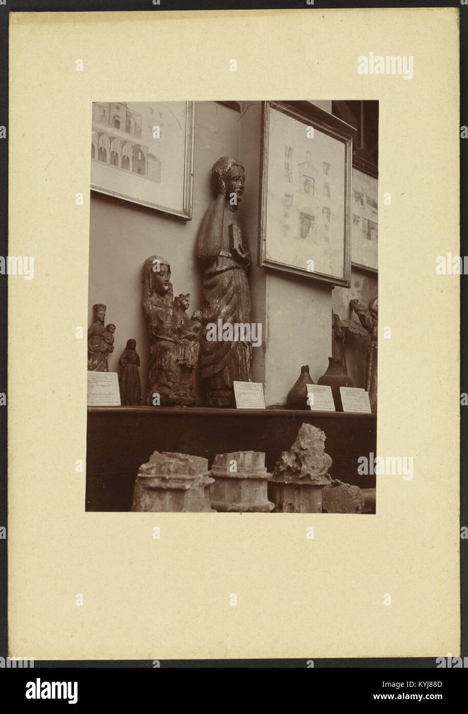 Die Skulpturen von J-A Brutails an der Université Bordeaux Montaigne sind Teil der historischen Kunstsammlung und veranschaulichen klassische künstlerische Einflüsse in moderne akademische Umgebungen. Stockfoto