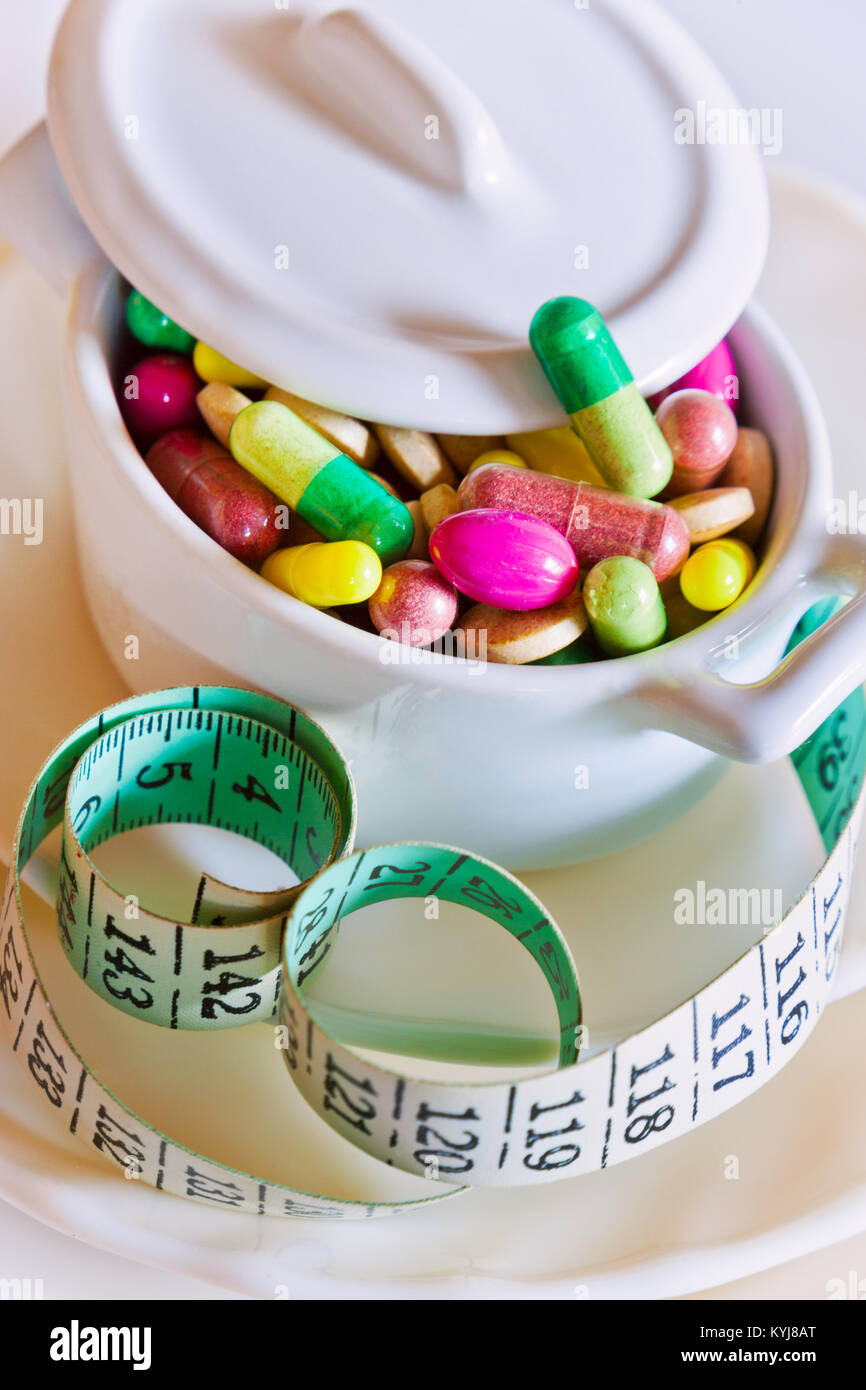 Gesundheit und Wellness - Diät Pillen und verlieren Gewicht - verschiedene Tabletten in einem Topf mit der Messung m Stockfoto