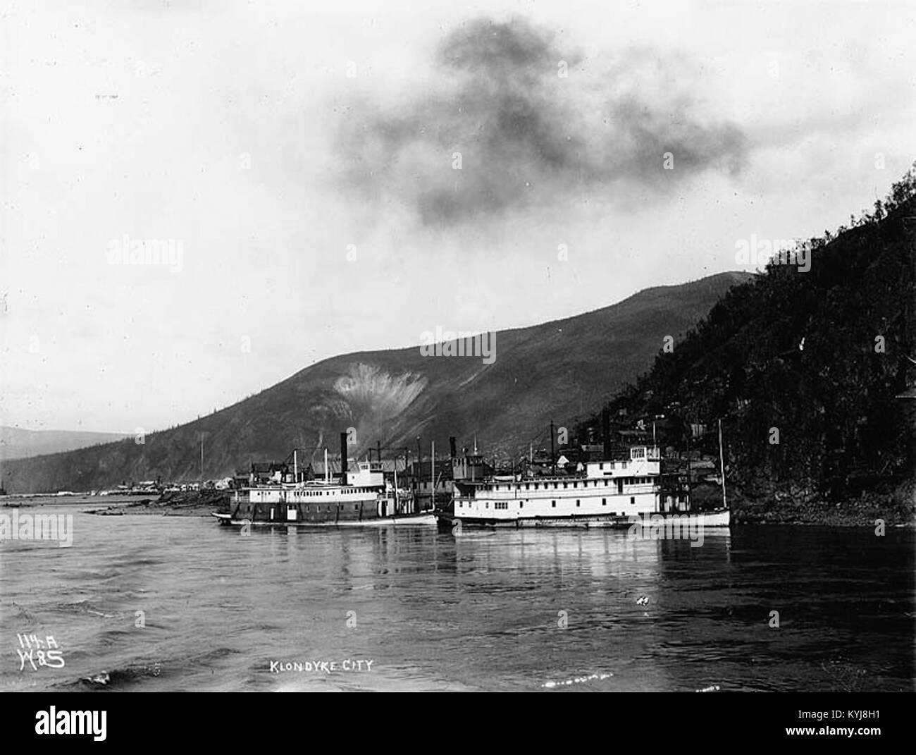 Dampfschiffe Blitz- und TYRRELL an einer Bootsanlegestelle, Klondike, Yukon Territory, ca 1898 HEGG (100) Stockfoto