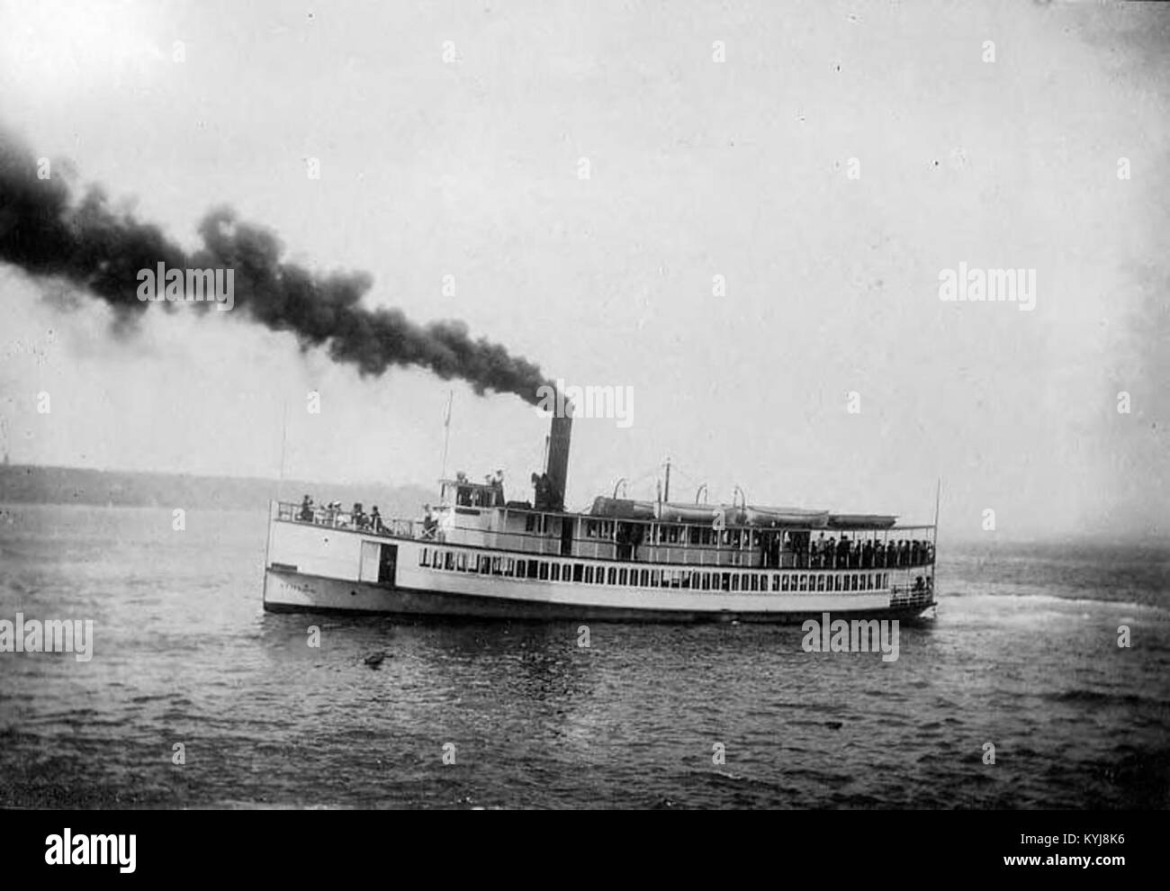 Der ATHLON war ein 157 Tonnen schwerer Propellerdampfer, der von J.H. Johnston in Portland gebaut wurde. Sie verkehrte hauptsächlich zwischen Seattle und Bremerton unter dem Eigentum von H.B. Kennedy und diente als Passagierfähre im Puget Sound. Stockfoto