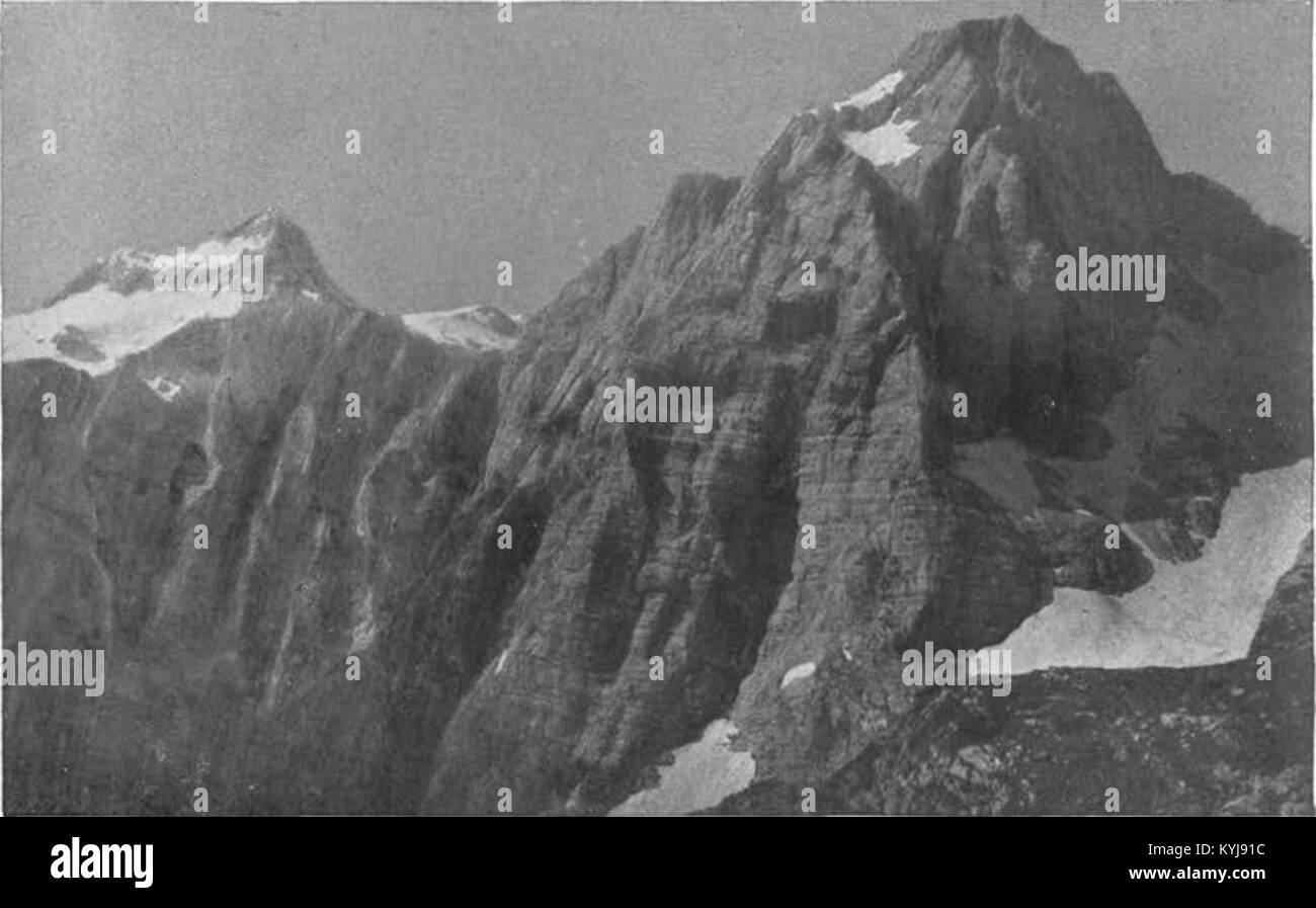 Dieses Foto zeigt den felsigen Pfad, der in Richtung Skrlatica in Slowenien aufsteigt, und veranschaulicht das alpine Gelände, den von Steinen gesäumten Pfad und die für die Route charakteristische natürliche Landschaft. Stockfoto