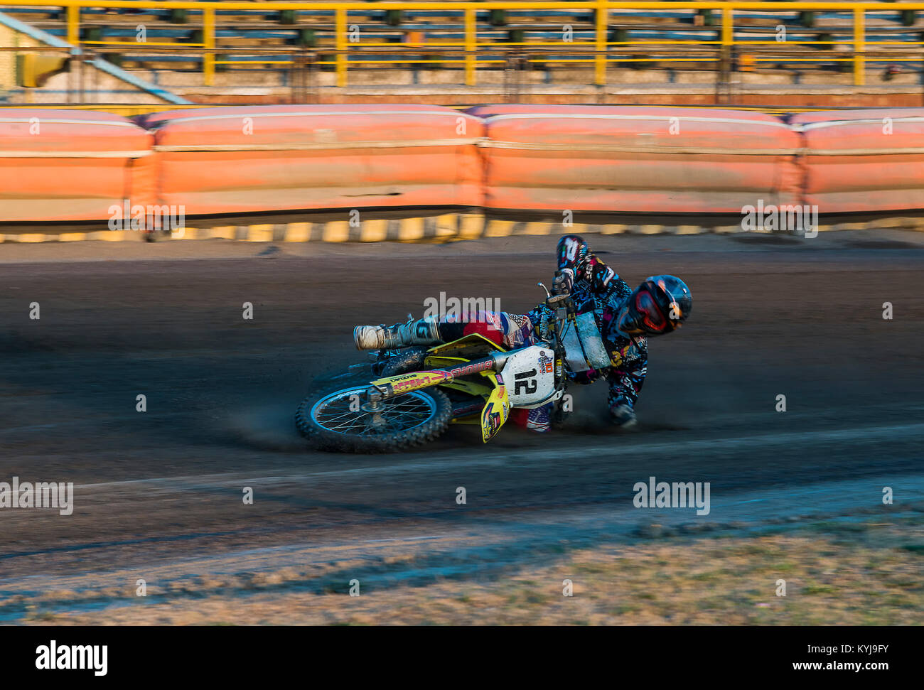 Riwne, Ukraine - 29. August 2015: Unbekannter Fahrer fällt bei der Überwindung der Anschluss an die Open Cup Speedway zum Tag der Stadt Rivne Stockfoto