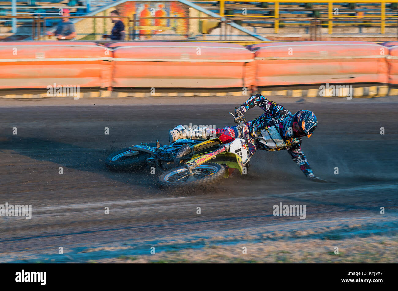 Riwne, Ukraine - 29. August 2015: Unbekannter Fahrer fällt bei der Überwindung der Anschluss an die Open Cup Speedway zum Tag der Stadt Rivne Stockfoto