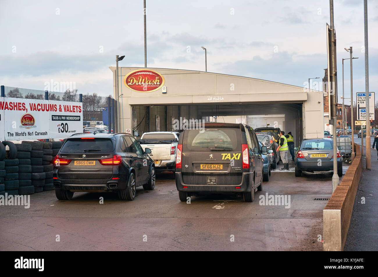 Autos in eine Hand car wash in Glasgow, Schottland Stockfoto