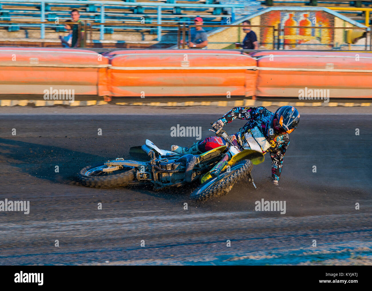 Riwne, Ukraine - 29. August 2015: Unbekannter Fahrer fällt bei der Überwindung der Anschluss an die Open Cup Speedway zum Tag der Stadt Rivne Stockfoto