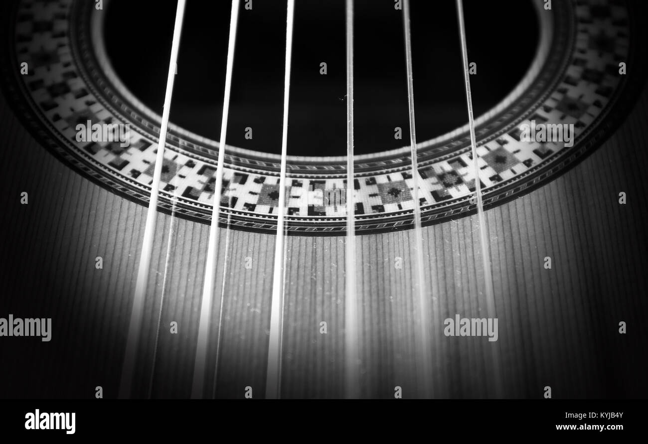 Klassische Gitarre: Streicher und Rosette. Schwarz und Weiß Foto Stockfoto