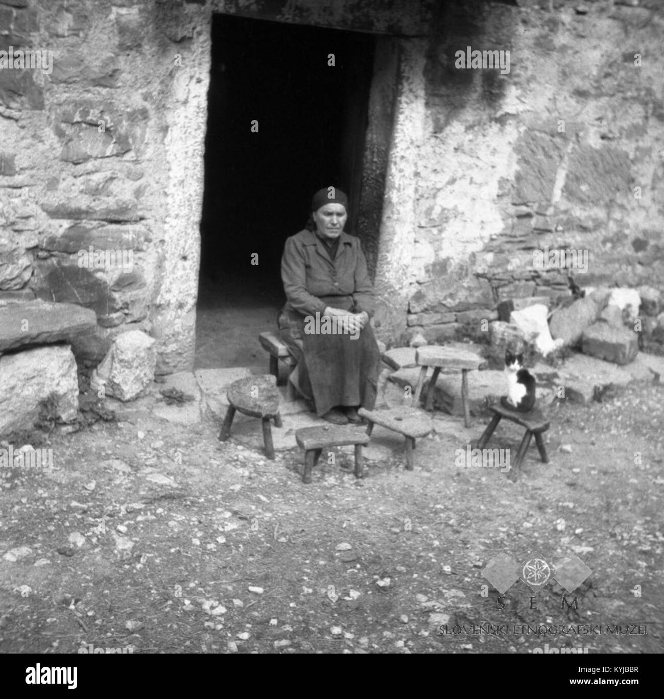 Foto von Hockern verschiedener Formen und Größen in Jerišeta, Socerb, 1949, die traditionelle Möbel und das ländliche Leben in Slowenien Mitte des 20. Jahrhunderts dokumentieren. Stockfoto
