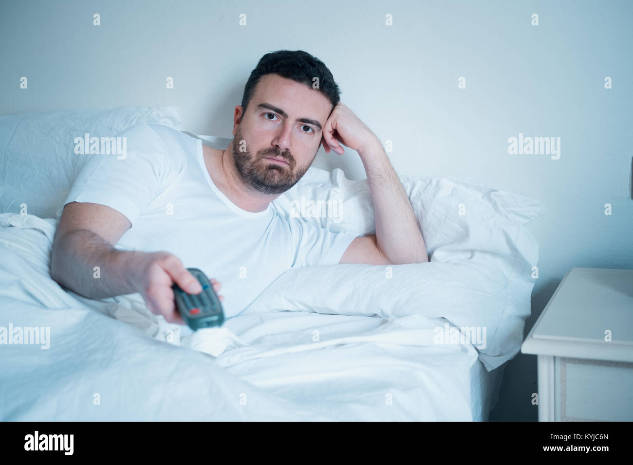 Mann Schläft Jeden Abend Vor Dem Fernseher Ein Fernseher mann -Fotos und -Bildmaterial in hoher Auflösung – Alamy