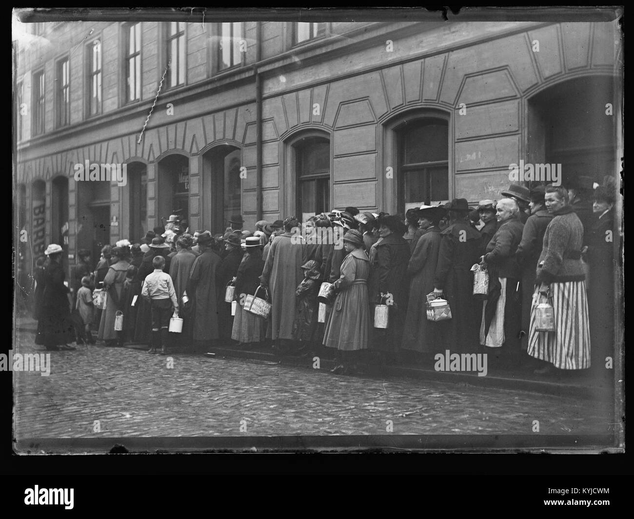 Der Generalstreik von 1921 in Kristiania (heute Oslo) ist auf diesem Foto zu sehen, das eine Warteschlange vor dem Meieri-Geschäft zeigt, die Arbeitsunruhen in Norwegen zeigt. Stockfoto
