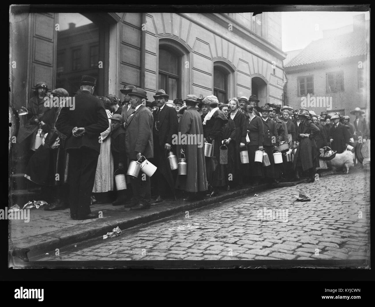 Ein Foto aus dem Jahr 1921, das den Generalstreik in Kristiania (Oslo) zeigt, auf dem Arbeiter während der Arbeitsunruhen vor dem Lager der Meieri-Firma Schlange stehen. Stockfoto