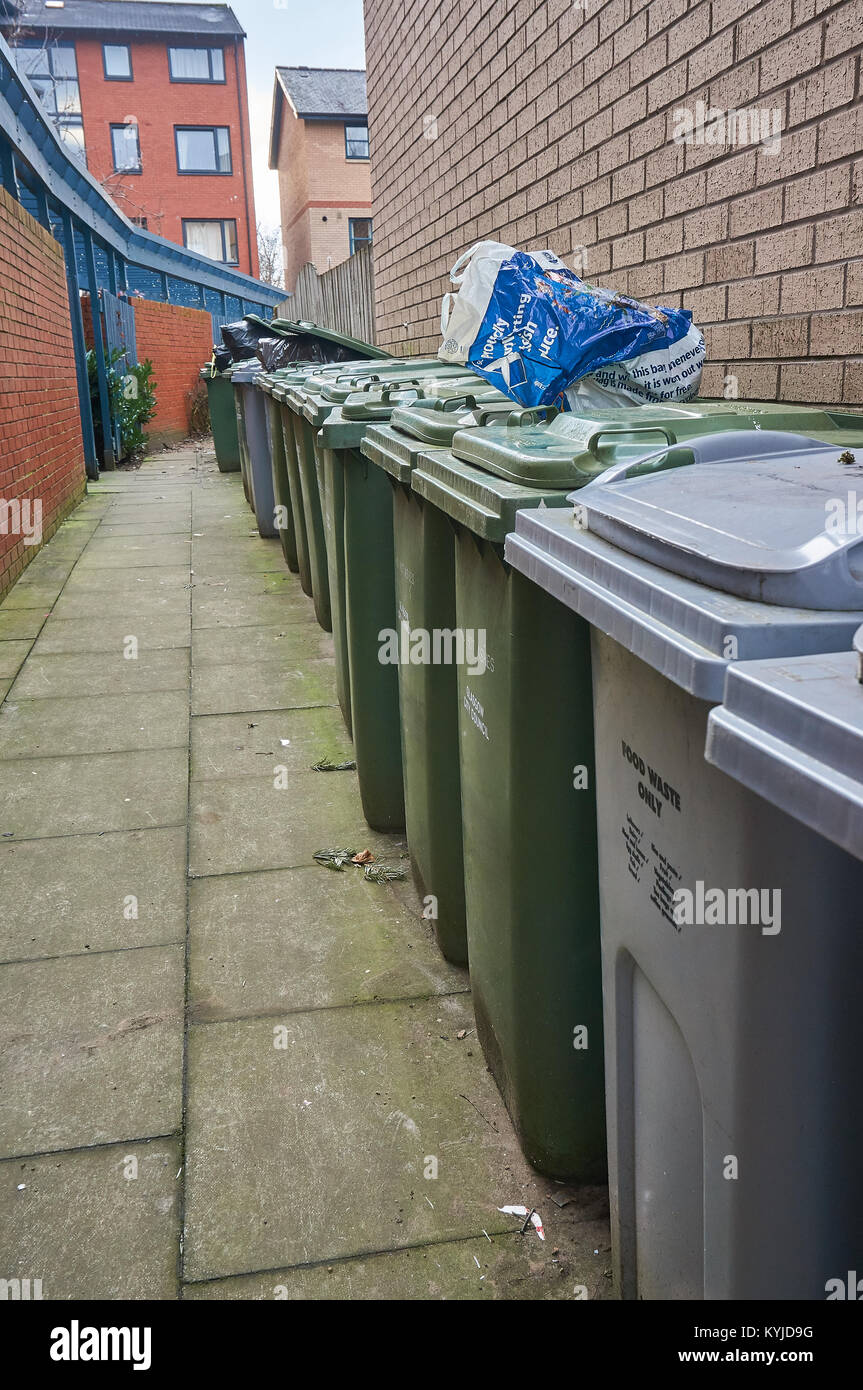 Reihen von grünen und grauen Kästen in Glasgow. Stockfoto