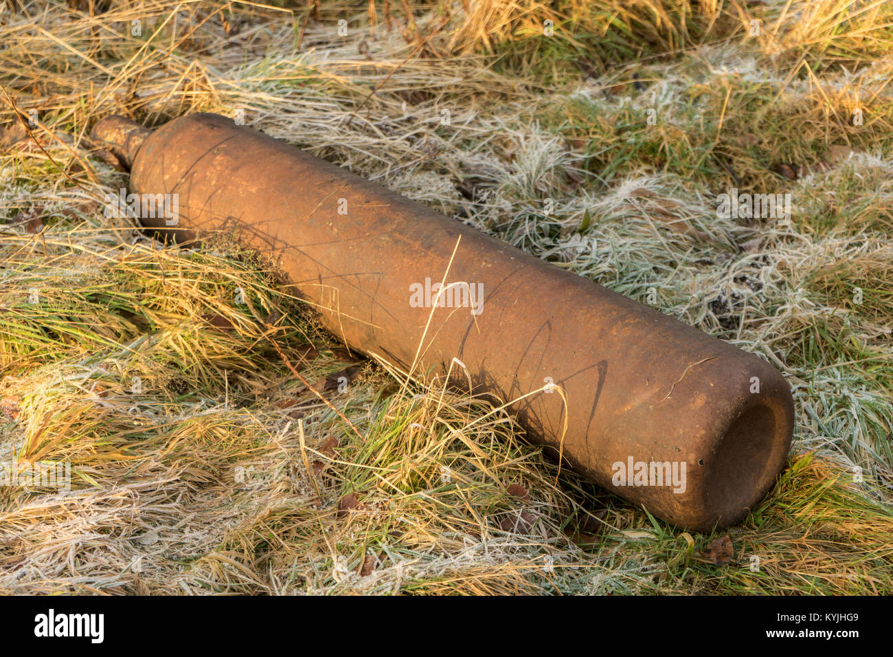 Rusty Sauerstoff Zylinder liegen auf gefrorenes Gras Stockfoto