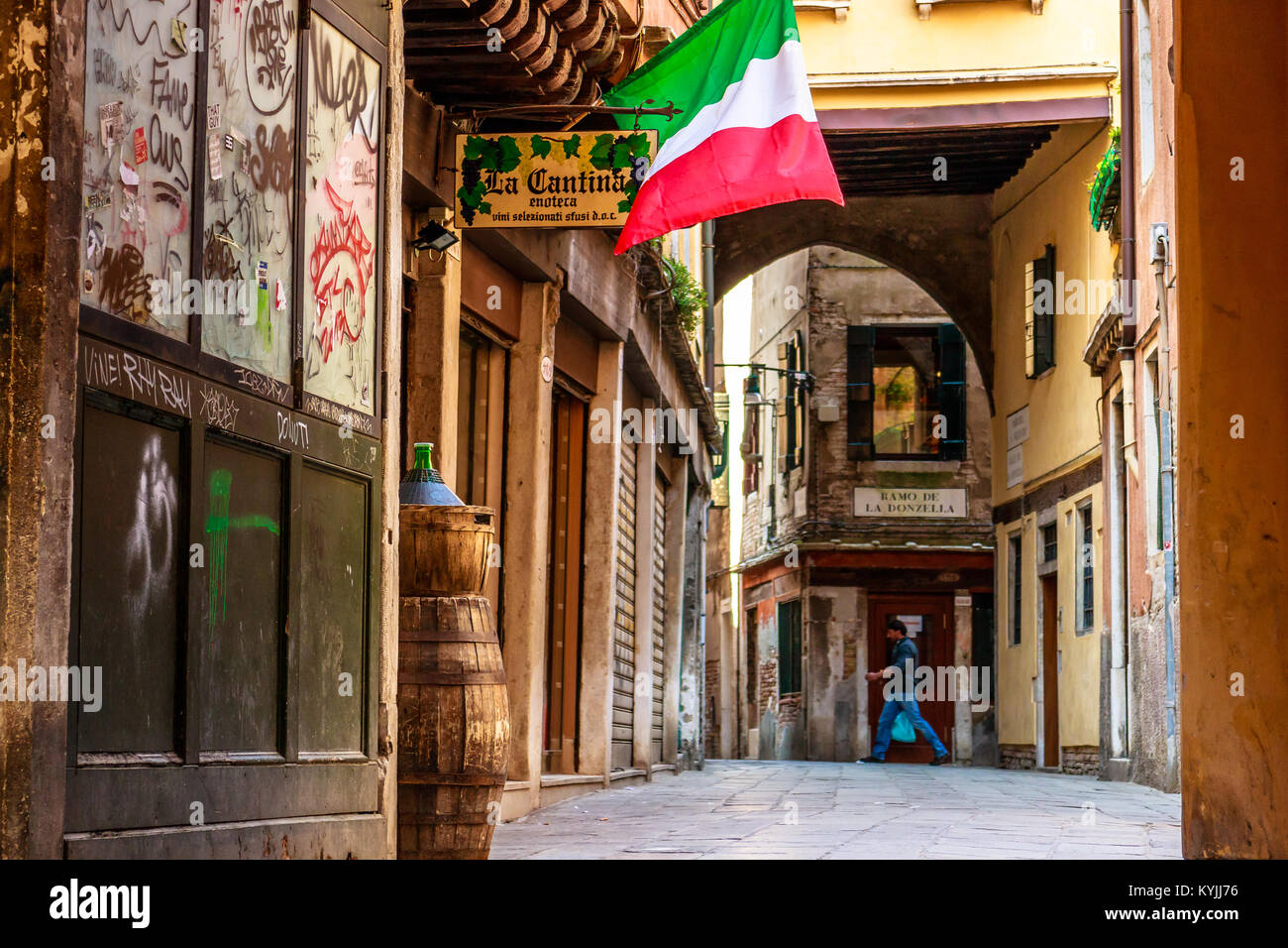 Italienische Flagge in der alten Straße mit Torbögen, Italien. Stockfoto