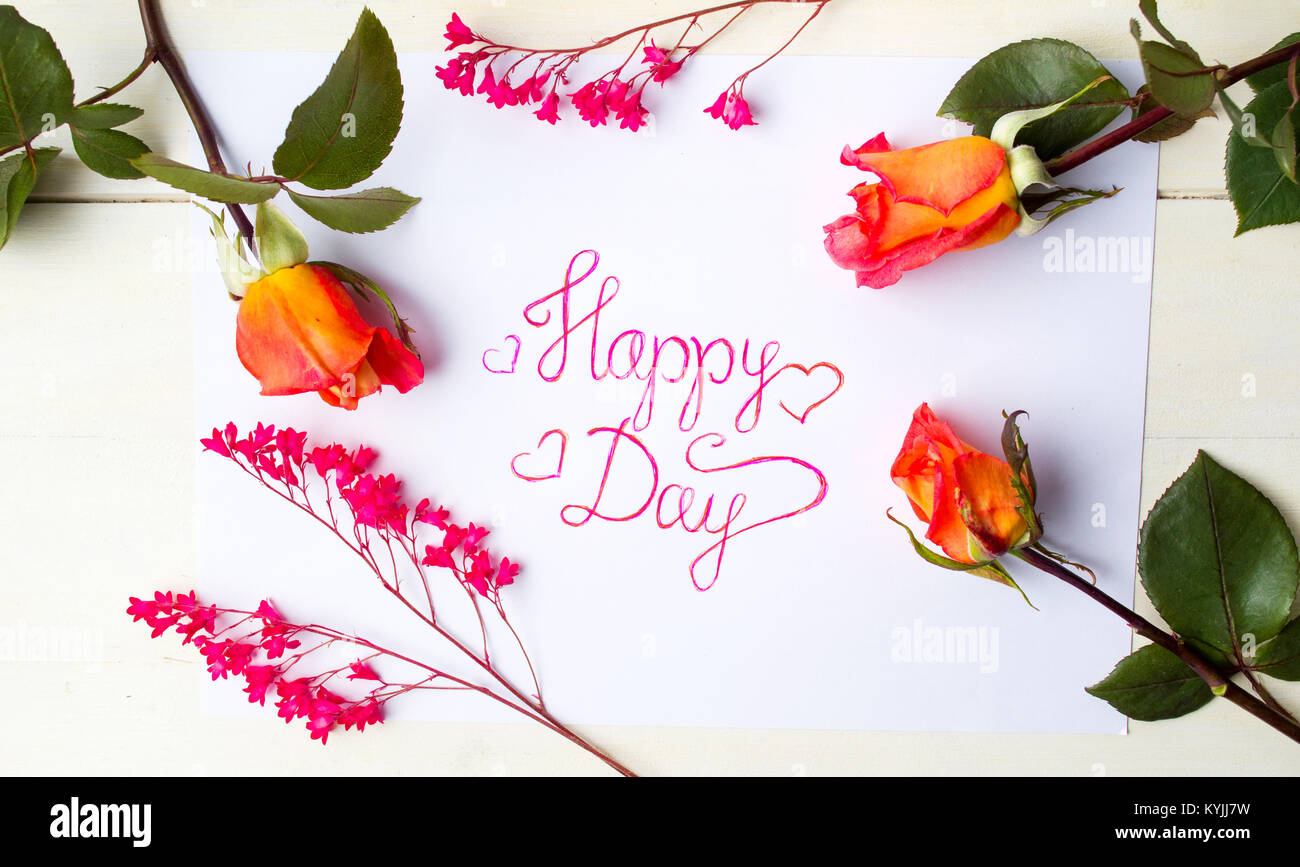 Handschriftliche Happy day Card mit rote Rosen auf Weiß Stockfoto