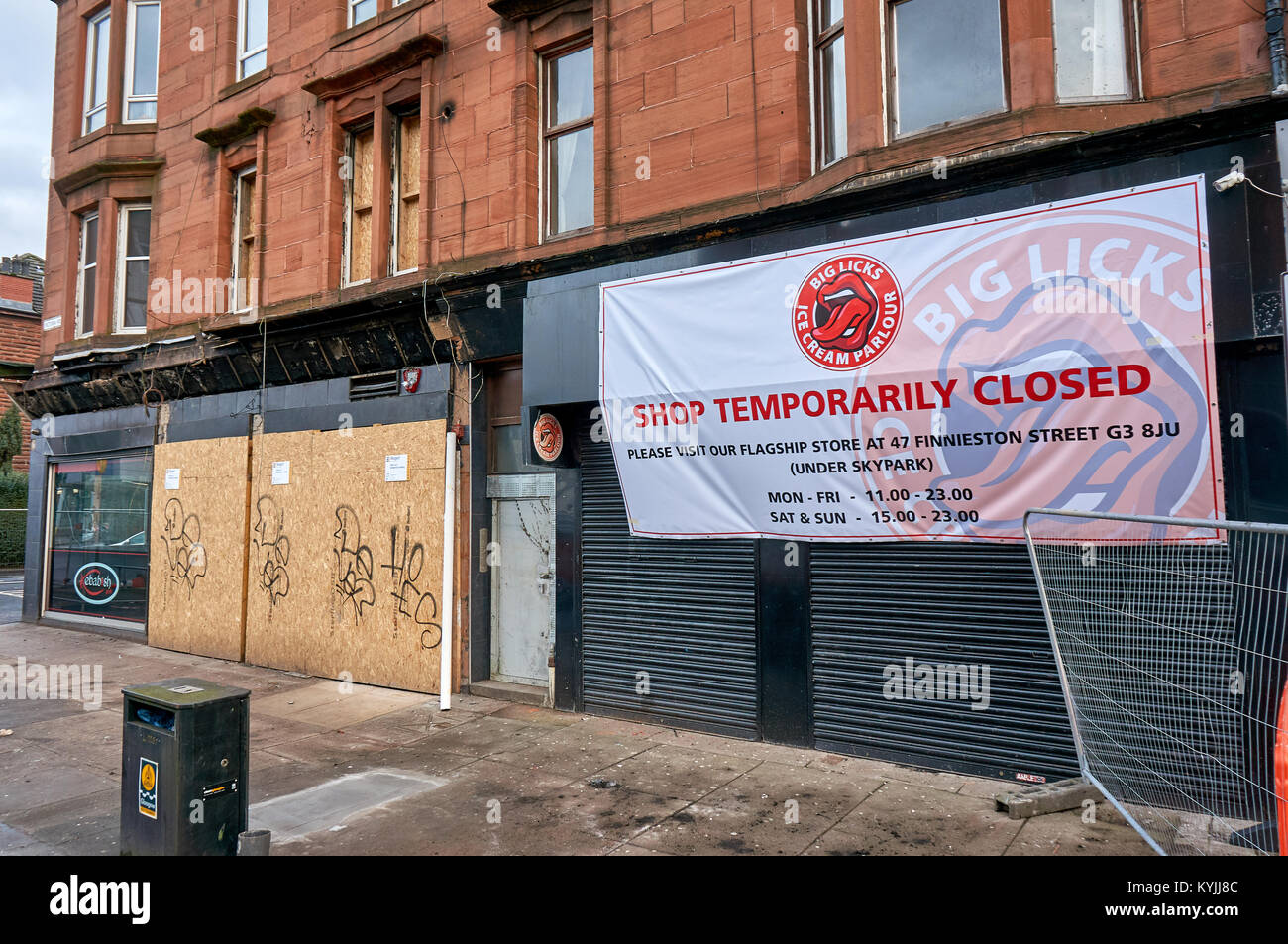 Kebabish Restaurant und grosse Licks Shop geschlossen nach einem Brandschaden, Glasgow, UK Stockfoto