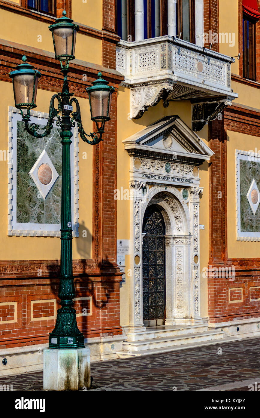 Eingang zu den neo-renaissance Villa Palazzina Canonica, wurde 1911 erbaut und nun vom ISMAR Research Institute. Venedig, Italien. April 2017. Stockfoto