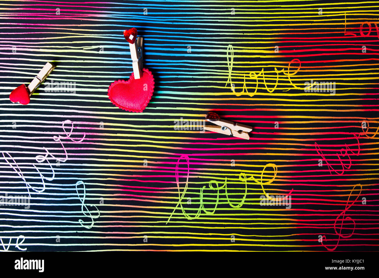 Wort Liebe auf bunten Hand gemalten Hintergrund gemischte Farben Stockfoto