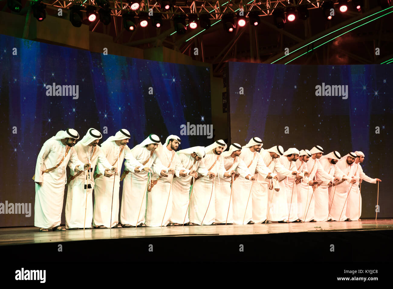 Dubai, VAE - Dez 3, 2017: Eine Gruppe von traditionell gekleideten Männer, die Ayala dance (Tanz), die integraler Bestandteil der emiratischen Erbes. Stockfoto