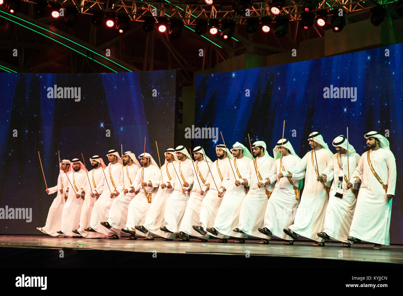Dubai, VAE - Dez 3, 2017: Eine Gruppe von traditionell gekleideten Männer, die Ayala dance (Tanz), die integraler Bestandteil der emiratischen Erbes. Stockfoto